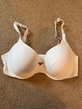 NWT Victoria’s Secret lightly lined T-Shirt Bra - White